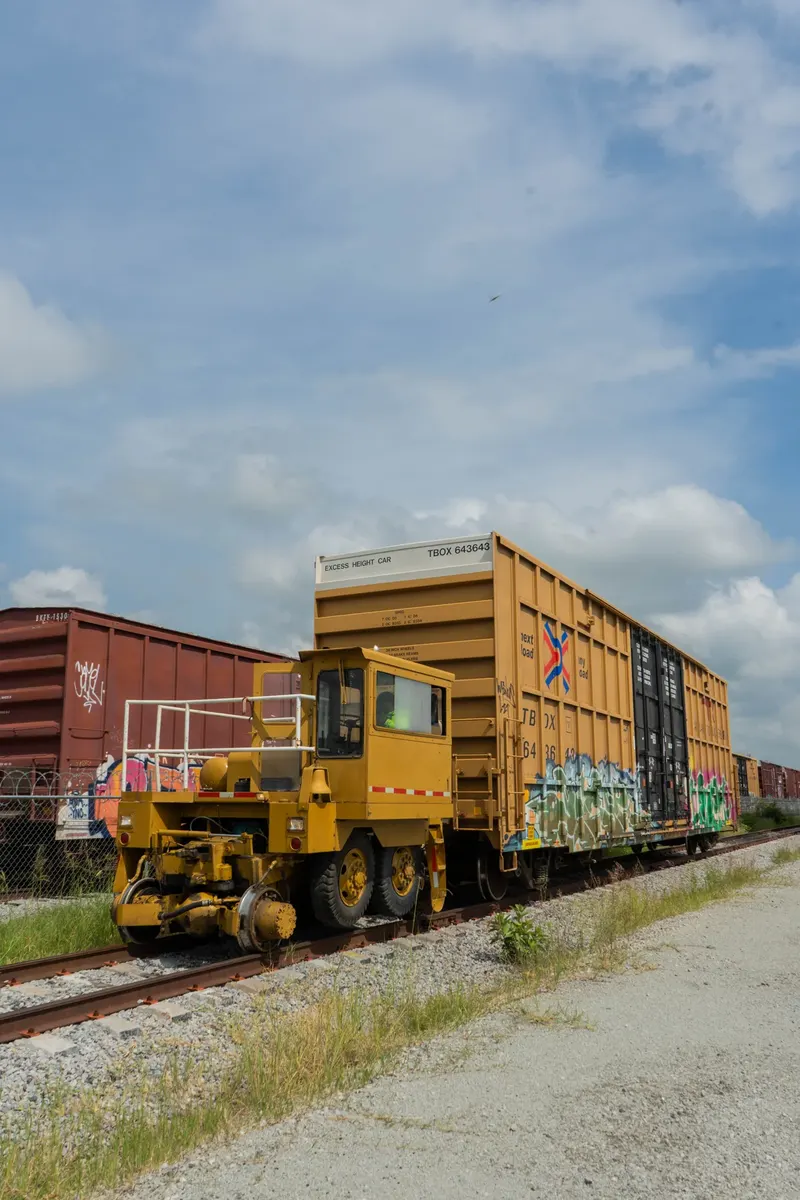 Furgones ferroviarios en las vías de PMO