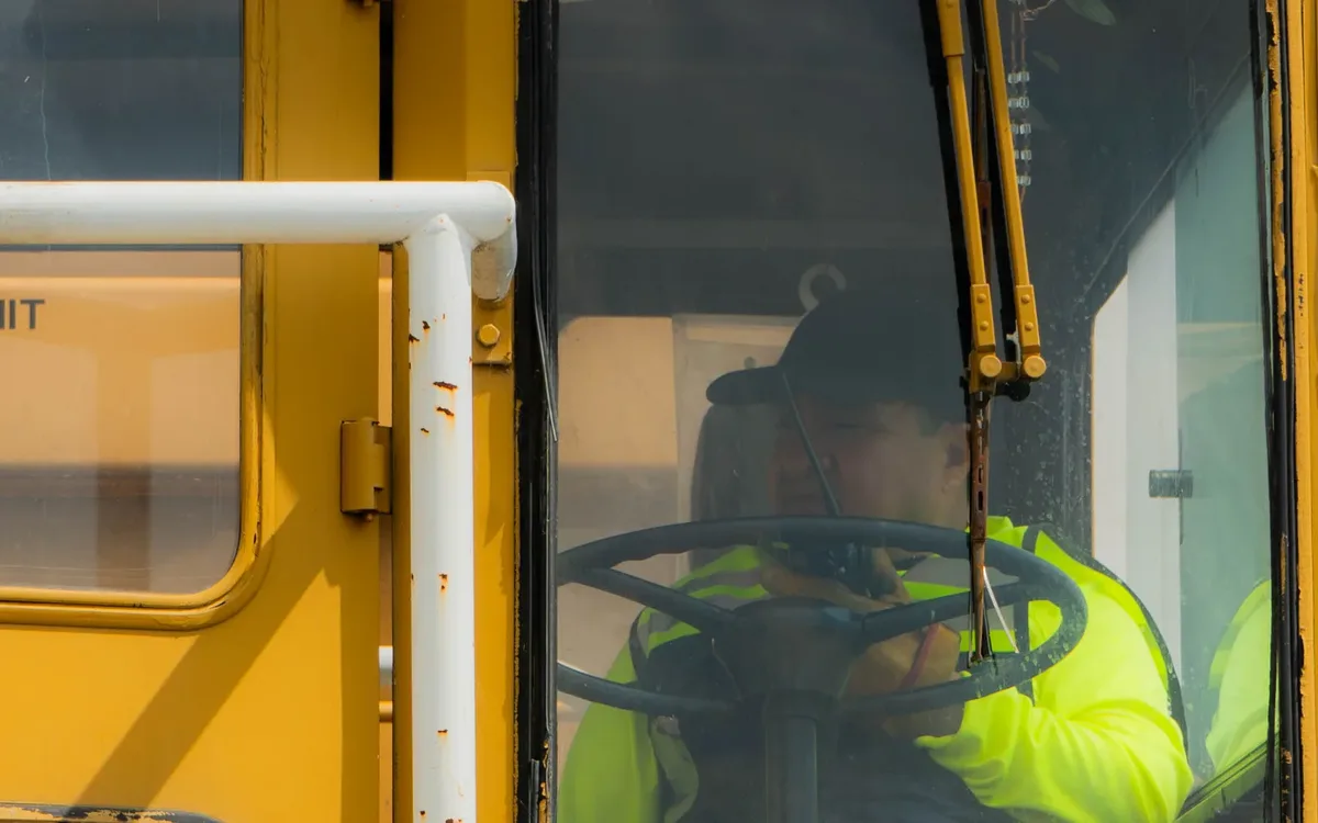 Operador en la cabina del remolcador ferroviario TRACKMOBILE