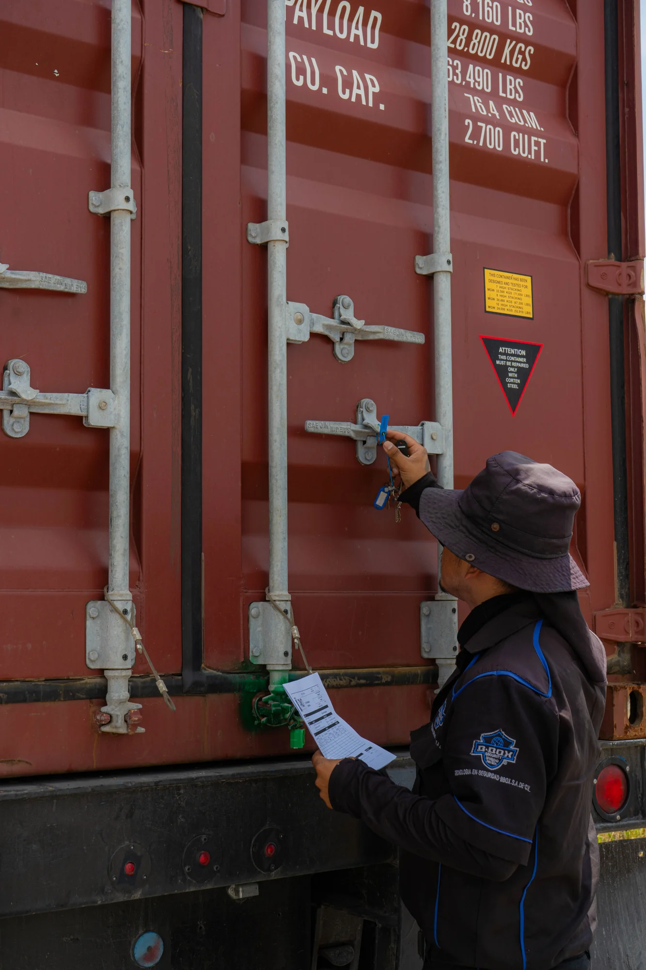 Inspección de seguridad de un contenedor en la terminal