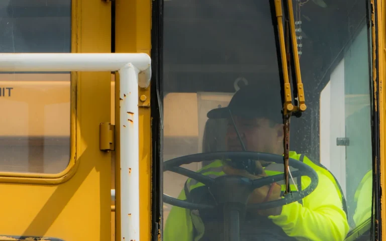 Operador en la cabina del remolcador ferroviario TRACKMOBILE